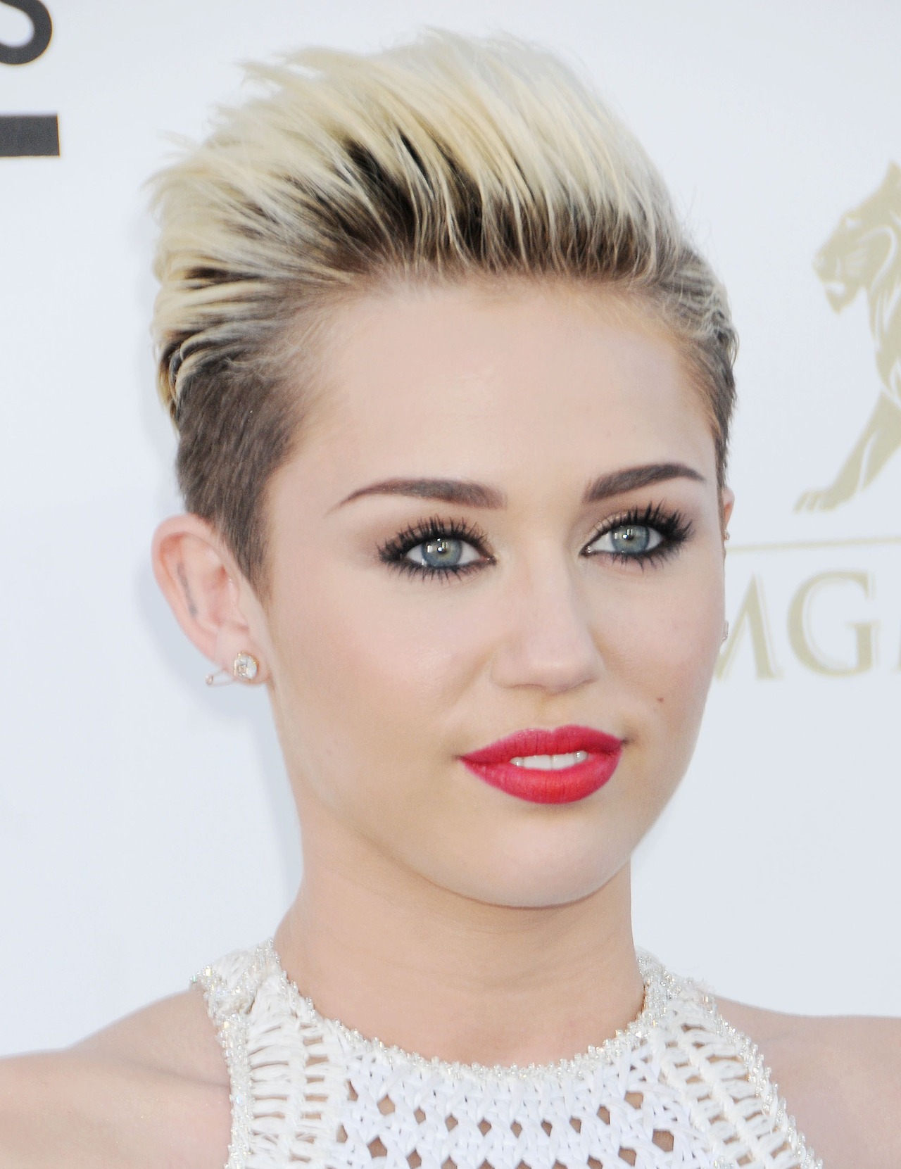 Miley-Cyrus-2013-Billboard-Music-Awards-in-Las-Vegas-9